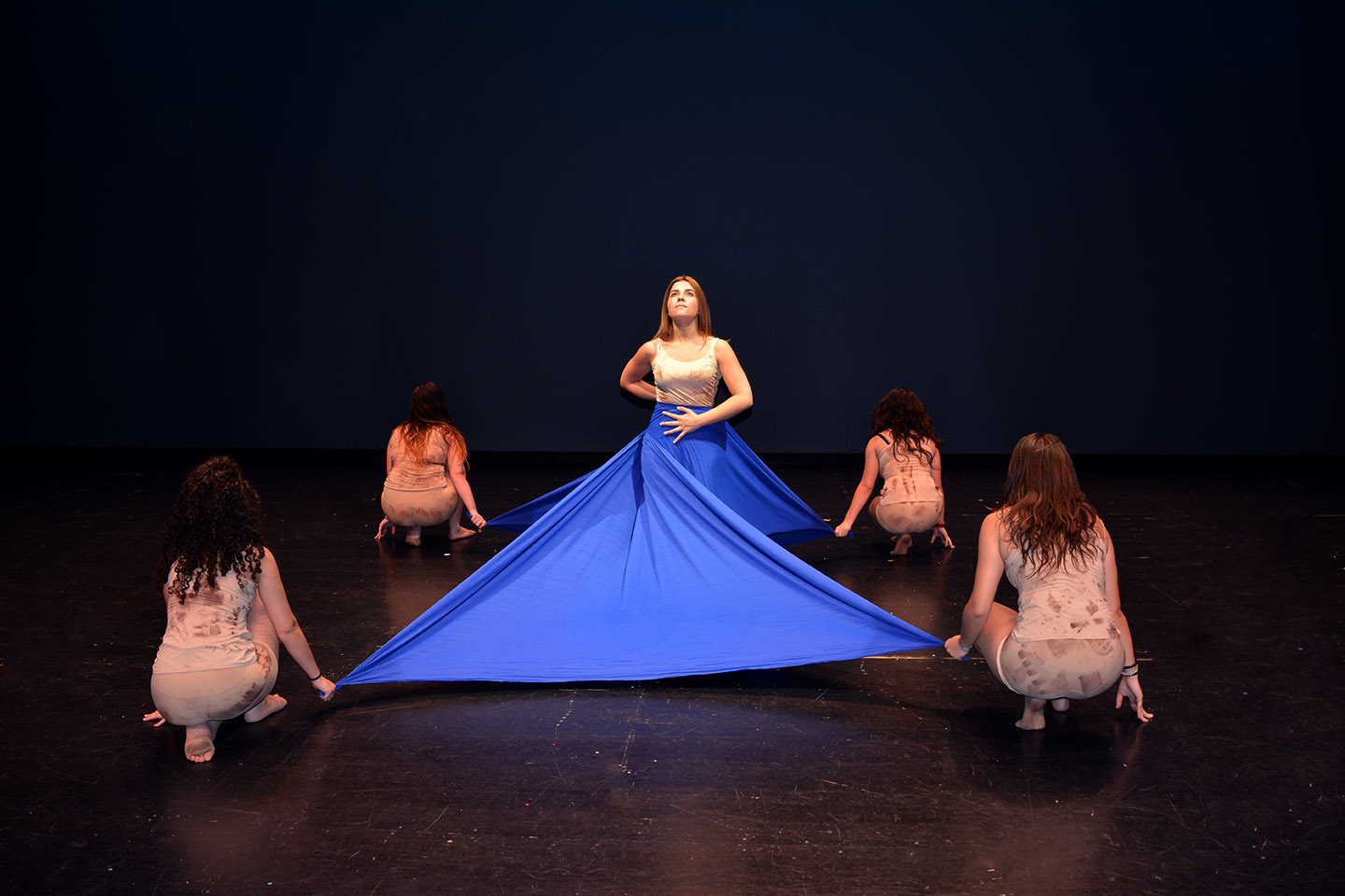 chicas de contemporáneo del 2019 en la coreografía de junio con la tela zul