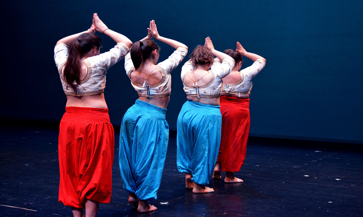 chicas vestidas con pantalones indios y coreografia tematica