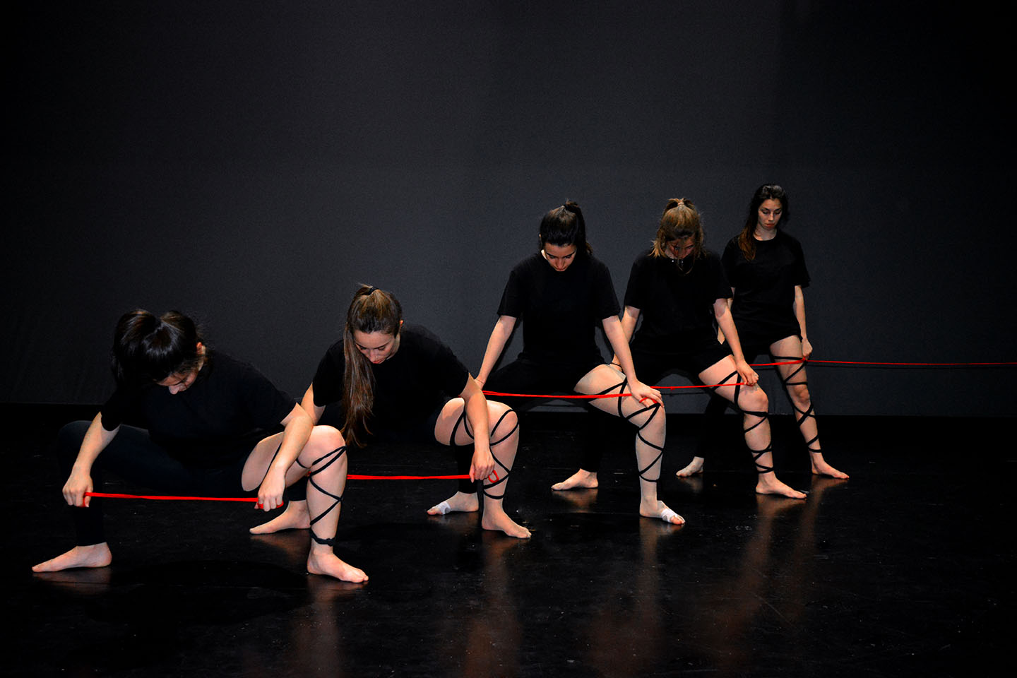 chicas de conte-fusion baile de cuerdas en el escenario