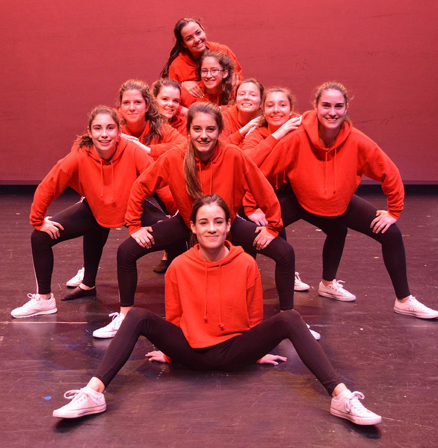 foto grupal bailarinas con sudadera roja