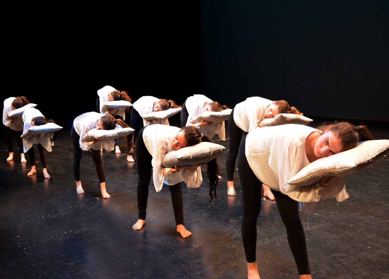 chicas con almohadas para la coreografía