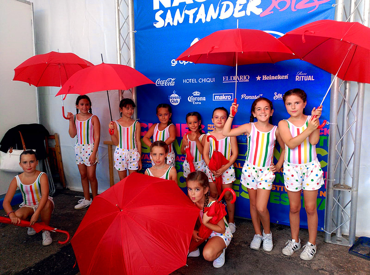 Feria de las Naciones Santander niñas coreografia paraguas