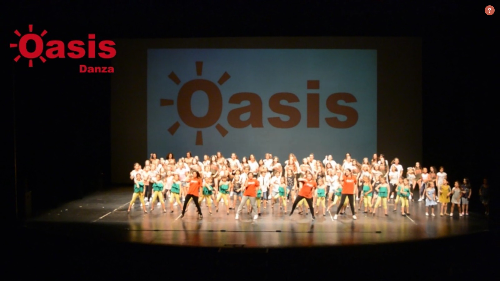 video grupal de toda la escuela en el escenario del palacio de festivales